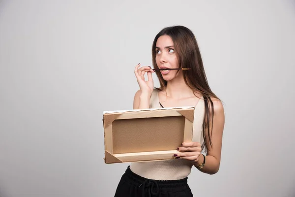 Jovem Pintora Segurando Escova Boca Foto Alta Qualidade — Fotografia de Stock