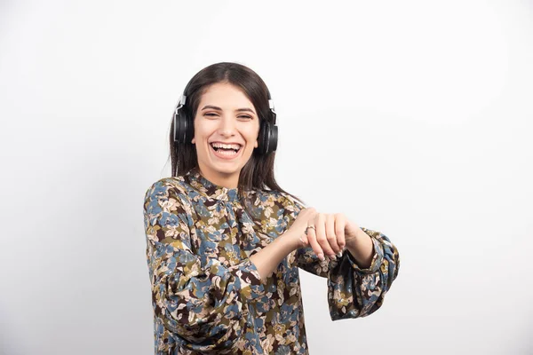 Jeune Femme Dansant Écoutant Musique Dans Les Écouteurs Photo Haute — Photo