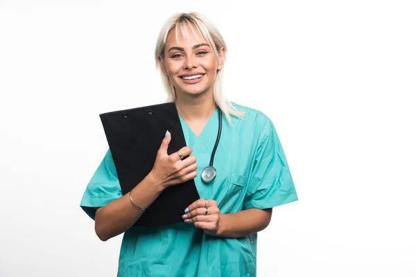 Una Doctora Sonriente Sosteniendo Portapapeles Sobre Fondo Blanco Foto Alta — Foto de Stock
