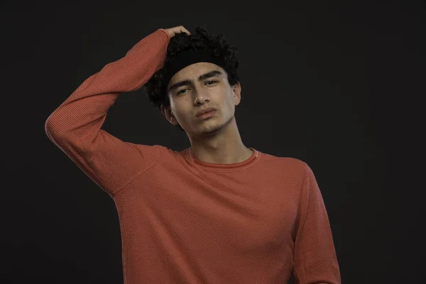 Jeune Mannequin Avec Des Cheveux Bouclés Touchant Tête Photo Haute — Photo