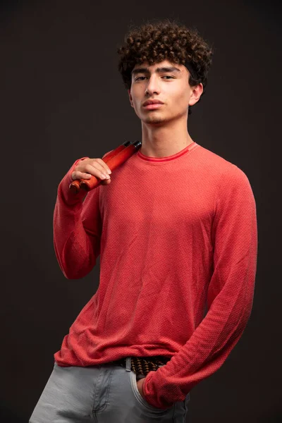 Modelo Jovem Camisa Vermelha Segurando Karatê Nunchaku Foto Alta Qualidade — Fotografia de Stock