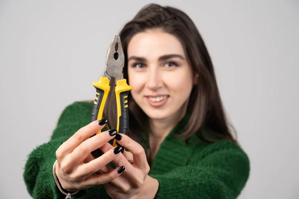 Een Mooi Jong Meisje Met Een Tang Haar Handen Hoge — Stockfoto