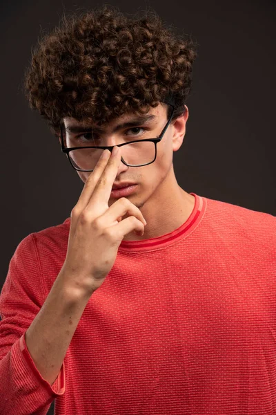 Modelo Jovem Camisa Vermelha Usando Óculos Com Dedos Foto Alta — Fotografia de Stock