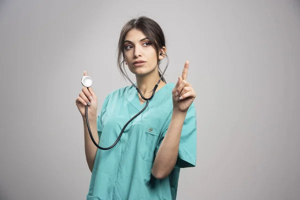 Retrato Doctora Posando Con Estetoscopio Sobre Fondo Gris Foto Alta — Foto de Stock
