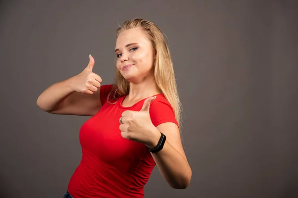 Junge Frau Zeigt Daumen Nach Oben Auf Dunklem Hintergrund Hochwertiges — Stockfoto