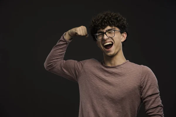 Jong Model Met Krullend Haar Toont Zijn Positiviteit Hoge Kwaliteit — Stockfoto