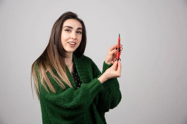 Retrato Mulher Com Uma Faca Papelaria Vermelha Foto Alta Qualidade — Fotografia de Stock