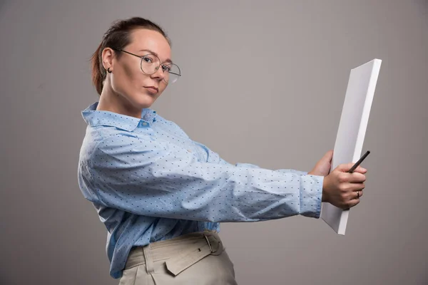 Frau Mit Leerer Leinwand Und Pinsel Auf Grauem Hintergrund — Stockfoto