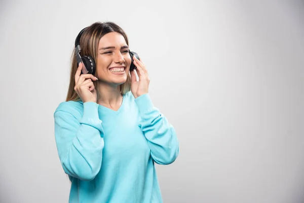 Ragazza Bionda Felpa Blu Con Cuffie Godendo Musica Divertirsi Foto — Foto Stock