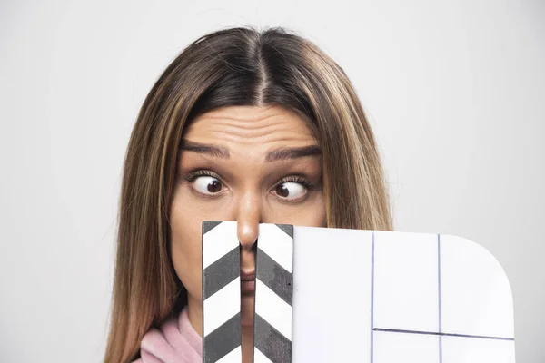 Blond Lady Pink Sweatshier Holding Blank Clapper Board Puts Part — Stock Photo, Image