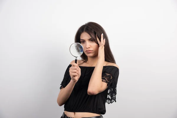 Mulher Morena Posando Com Lupa Fundo Branco Foto Alta Qualidade — Fotografia de Stock