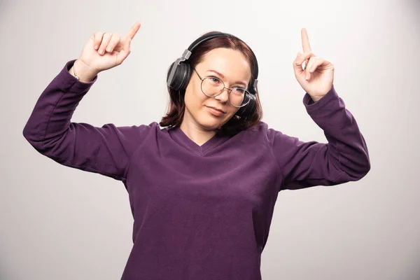 Junge Frau Tanzt Und Hört Musik Über Kopfhörer Auf Weißem — Stockfoto