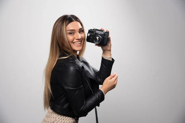 Menina Jaqueta Couro Tirando Suas Fotos Posições Elegantes Positivas Foto — Fotografia de Stock