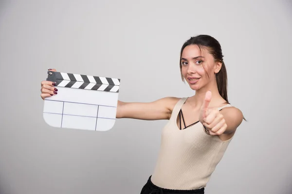 Hermosa Mujer Posando Con Clapperboard Dando Pulgares Hacia Arriba Foto —  Fotos de Stock