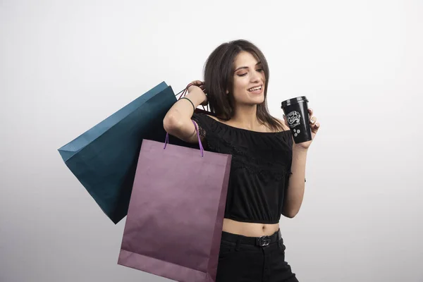 Brunette Vrouw Poseert Met Boodschappentassen Koffiebeker Hoge Kwaliteit Foto — Stockfoto