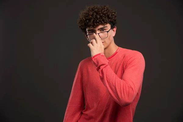 Jeune Modèle Aux Cheveux Bouclés Touchant Ses Lunettes Photo Haute — Photo