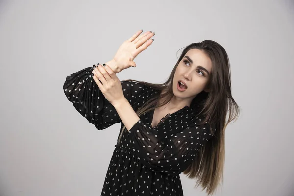 Agradável Olhando Jovem Morena Posando Foto Alta Qualidade — Fotografia de Stock