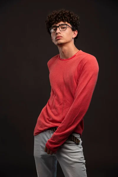 Modelo Jovem Camisa Vermelha Posando Castings Foto Alta Qualidade — Fotografia de Stock