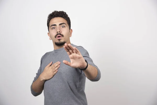 Een Geschokte Man Die Poseert Met Zijn Handen Een Witte — Stockfoto