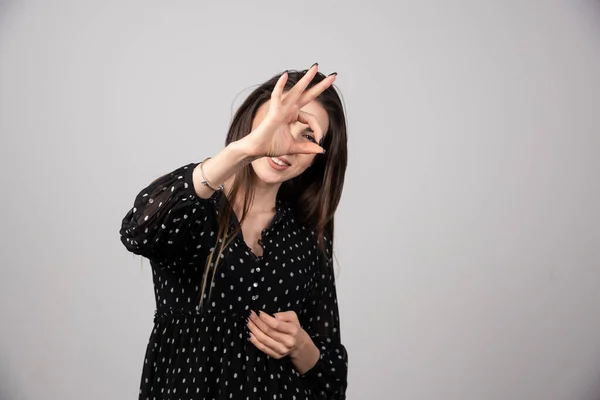 Agradável Olhando Jovem Morena Posando Foto Alta Qualidade — Fotografia de Stock