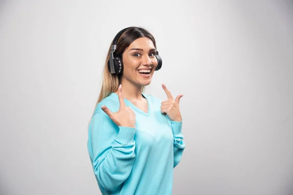 Loira Menina Ouvindo Música Fones Ouvido Divertindo Foto Alta Qualidade — Fotografia de Stock