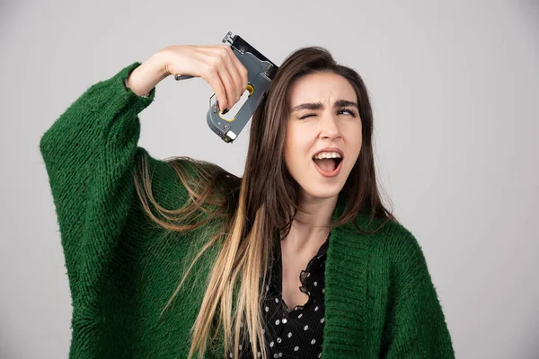 Τρελή Γυναίκα Που Κρατάει Ένα Εργαλείο Γκρι Φόντο Υψηλής Ποιότητας — Φωτογραφία Αρχείου