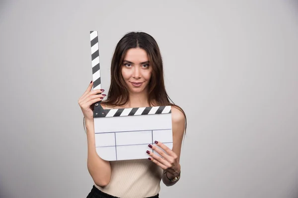 Long Haired Woman Holding Clapperboard Looking Camera High Quality Photo — Stock Photo, Image