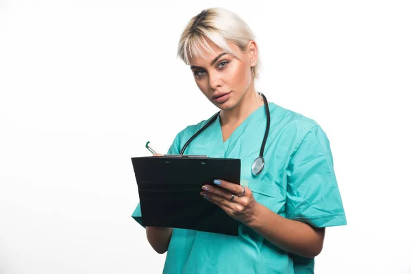 Doctora Escribiendo Algo Portapapeles Con Lápiz Sobre Fondo Blanco Foto — Foto de Stock