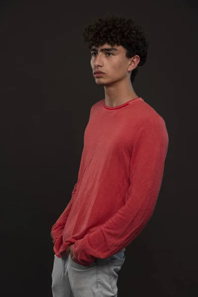 Modelo Jovem Camisa Vermelha Posando Colocando Mãos Bolsos Foto Alta — Fotografia de Stock