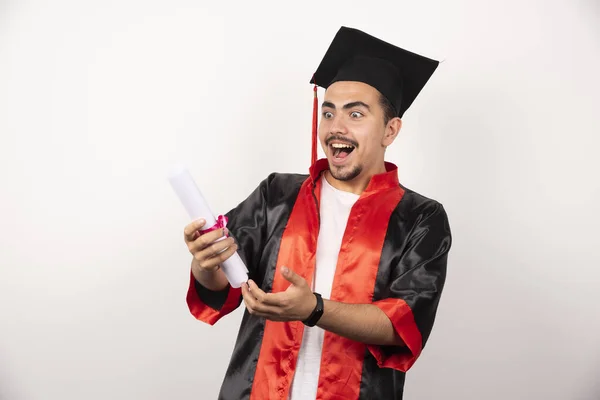 Fiatal Végzős Diák Boldog Amiért Megkapta Diplomáját Fehér Háttér Kiváló — Stock Fotó