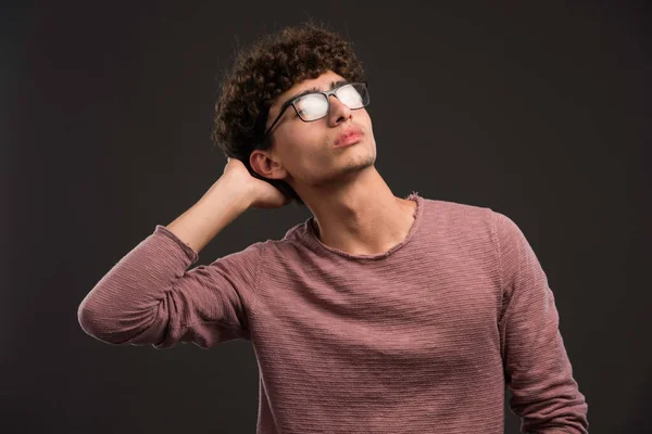 Jeune Garçon Avec Une Coiffure Bouclée Portant Des Lunettes Photo — Photo