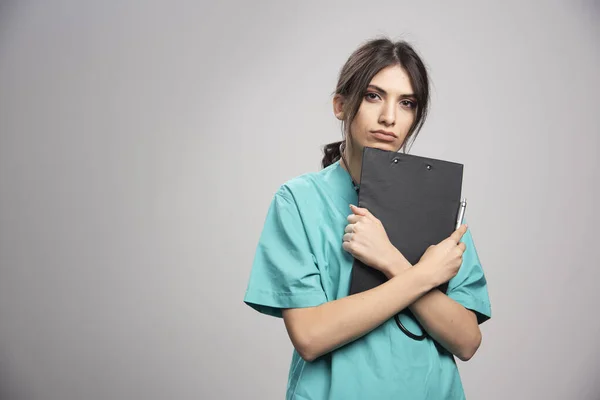 クリップボードをしっかり持っている女性医師 高品質の写真 — ストック写真
