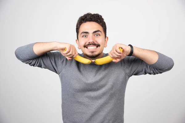 Ein Junger Mann Hält Zwei Frische Bananen Der Hand Hochwertiges — Stockfoto