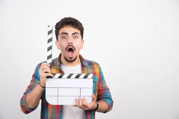 Seorang Pembuat Film Memegang Papan Jepit Kosong Membukanya Dan Tertawa — Stok Foto