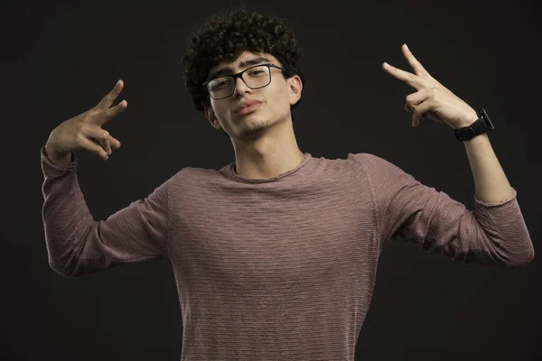 Joven Modelo Con Pelos Rizados Mostrando Señal Paz Foto Alta —  Fotos de Stock