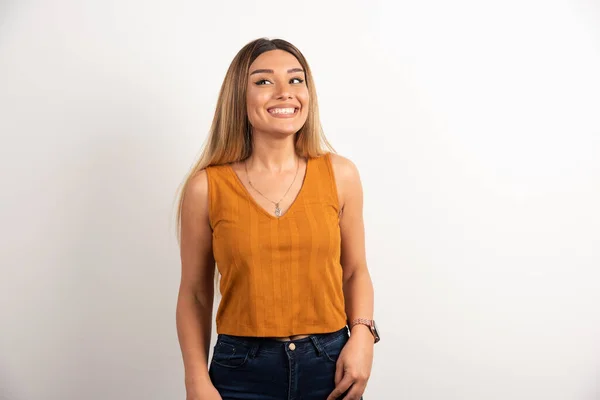 Mujer Sonriente Posando Sobre Fondo Blanco Foto Alta Calidad —  Fotos de Stock