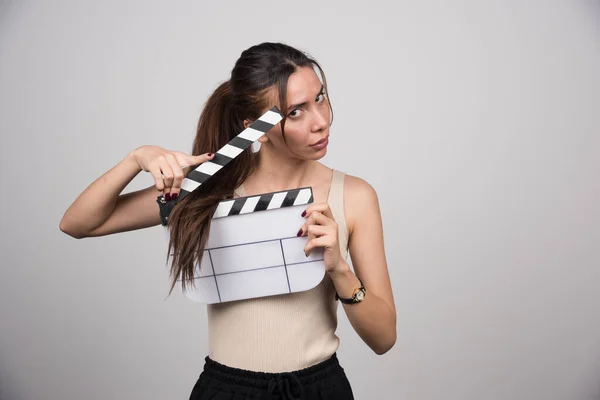 Mujer Con Camisa Beige Sosteniendo Claqueta Foto Alta Calidad — Foto de Stock