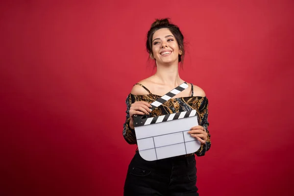 Brunette Girl Holding Blank Clapper Board Film Production Red Background — Stock Photo, Image