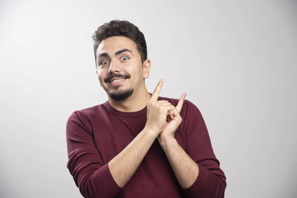 Ein Glücklicher Brünetter Mann Posiert Mit Seinen Händen Hochwertiges Foto — Stockfoto