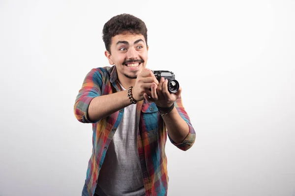 Joven Fotografía Experimentada Tomando Fotos Profesionales Una Manera Seria Foto —  Fotos de Stock