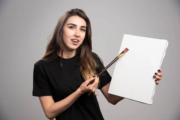 Künstlerin Schwarzen Hemd Malerei Auf Leinwand Hochwertiges Foto — Stockfoto