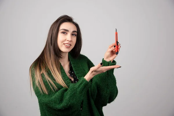 Retrato Mulher Com Uma Faca Papelaria Vermelha Foto Alta Qualidade — Fotografia de Stock