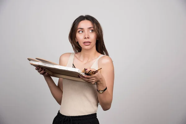 Junger Künstler Hält Malwerkzeug Der Hand Und Schaut Zur Seite — Stockfoto