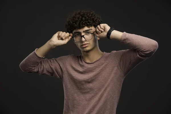 Rapaz Com Penteado Encaracolado Usar Óculos Foto Alta Qualidade — Fotografia de Stock