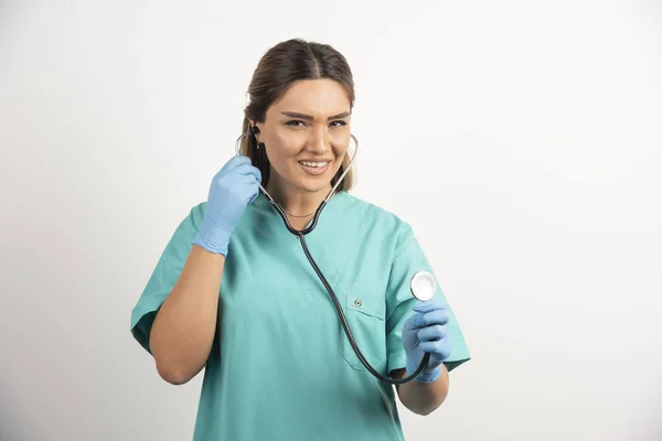 Joven Enfermera Sonriente Posando Con Estetoscopio Foto Alta Calidad — Foto de Stock