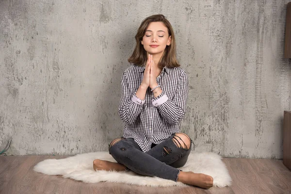 Mujer Joven Sentada Con Los Ojos Cerrados Posición Oración Foto — Foto de Stock