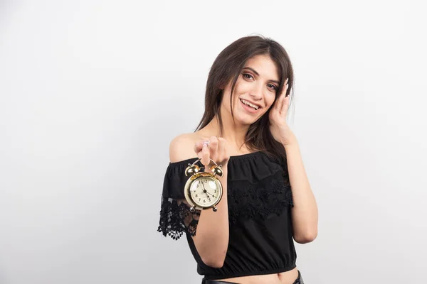 Femme Heureuse Tenant Horloge Sur Fond Blanc Photo Haute Qualité — Photo