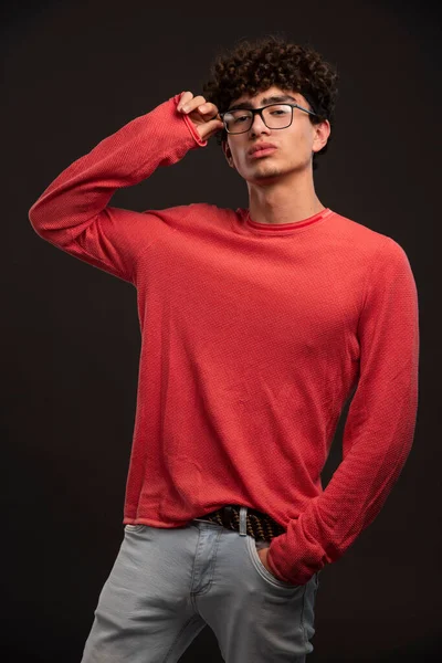 眼鏡をかけた赤いシャツの若いモデル 高品質の写真 — ストック写真