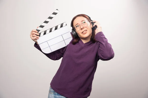 白い背景に映画のテープを持っている若い女性 高品質の写真 — ストック写真