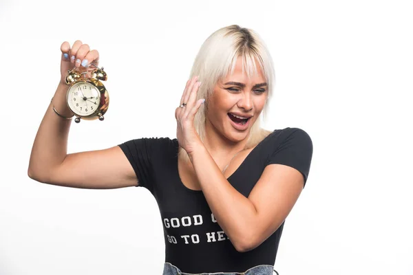 白い背景に手を向けながら時計を持っている若い女性 高品質の写真 — ストック写真